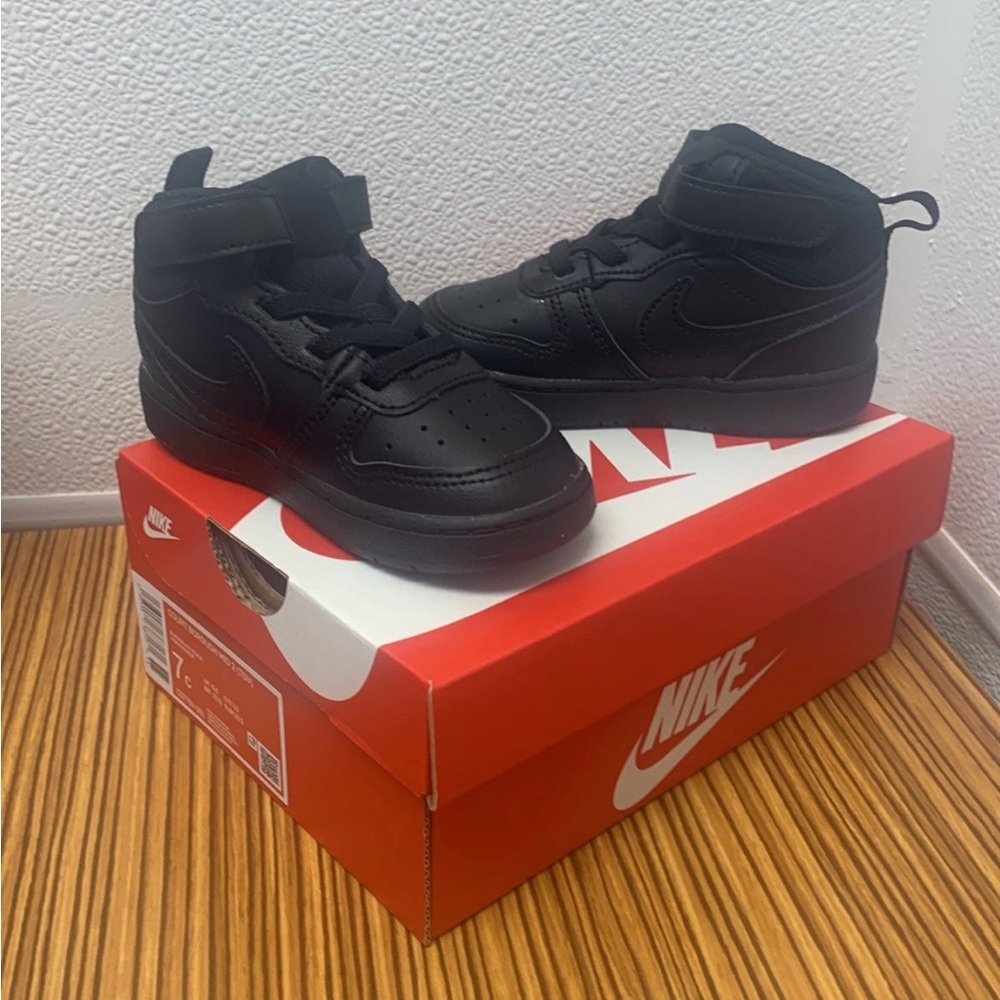 Nike Court Borough 7c